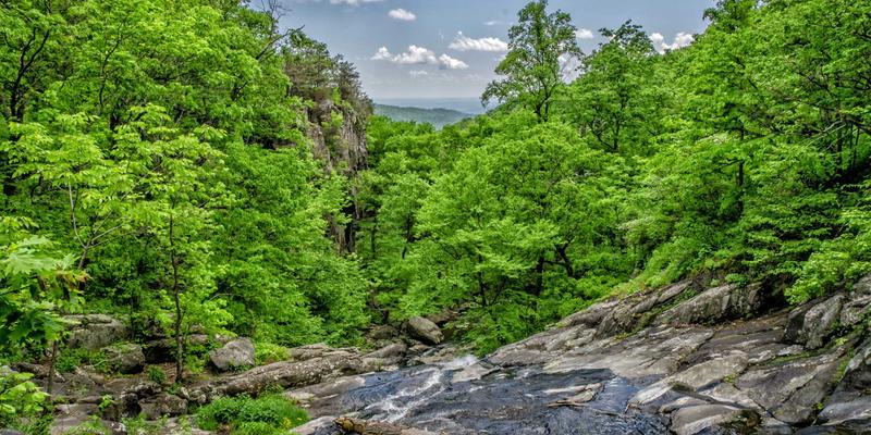 从基林卡利南到平面设计：钻石在英国君主制珠宝中的象征意义演变与设计启示
